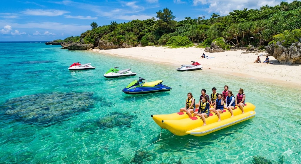 透明度抜群の沖縄のビーチとジェットスキー