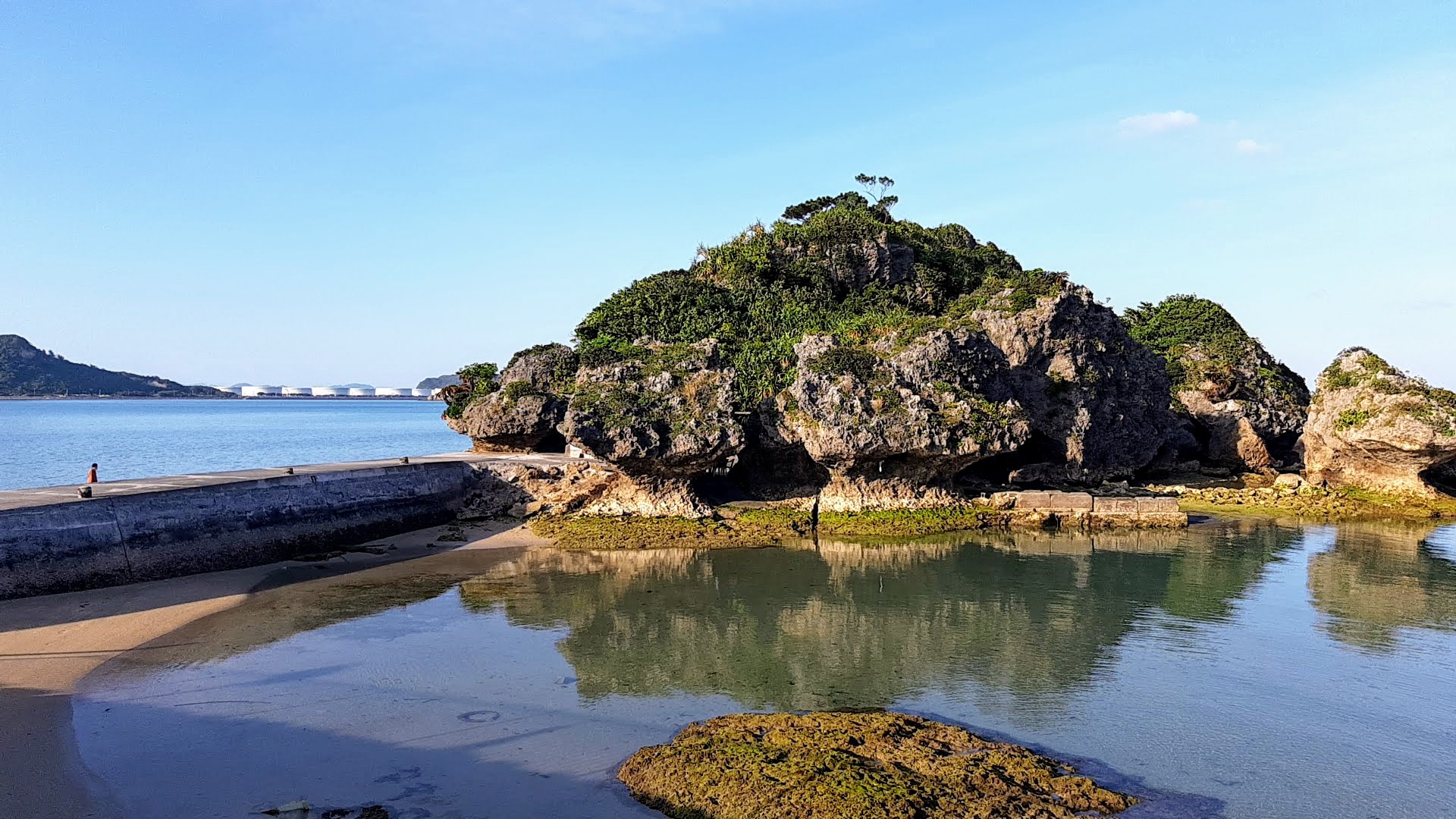 浜比嘉島の「アマミチューの墓」