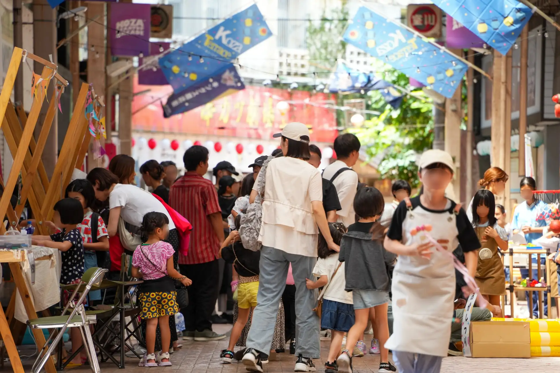 沖縄市コザの一番街商店街の様子